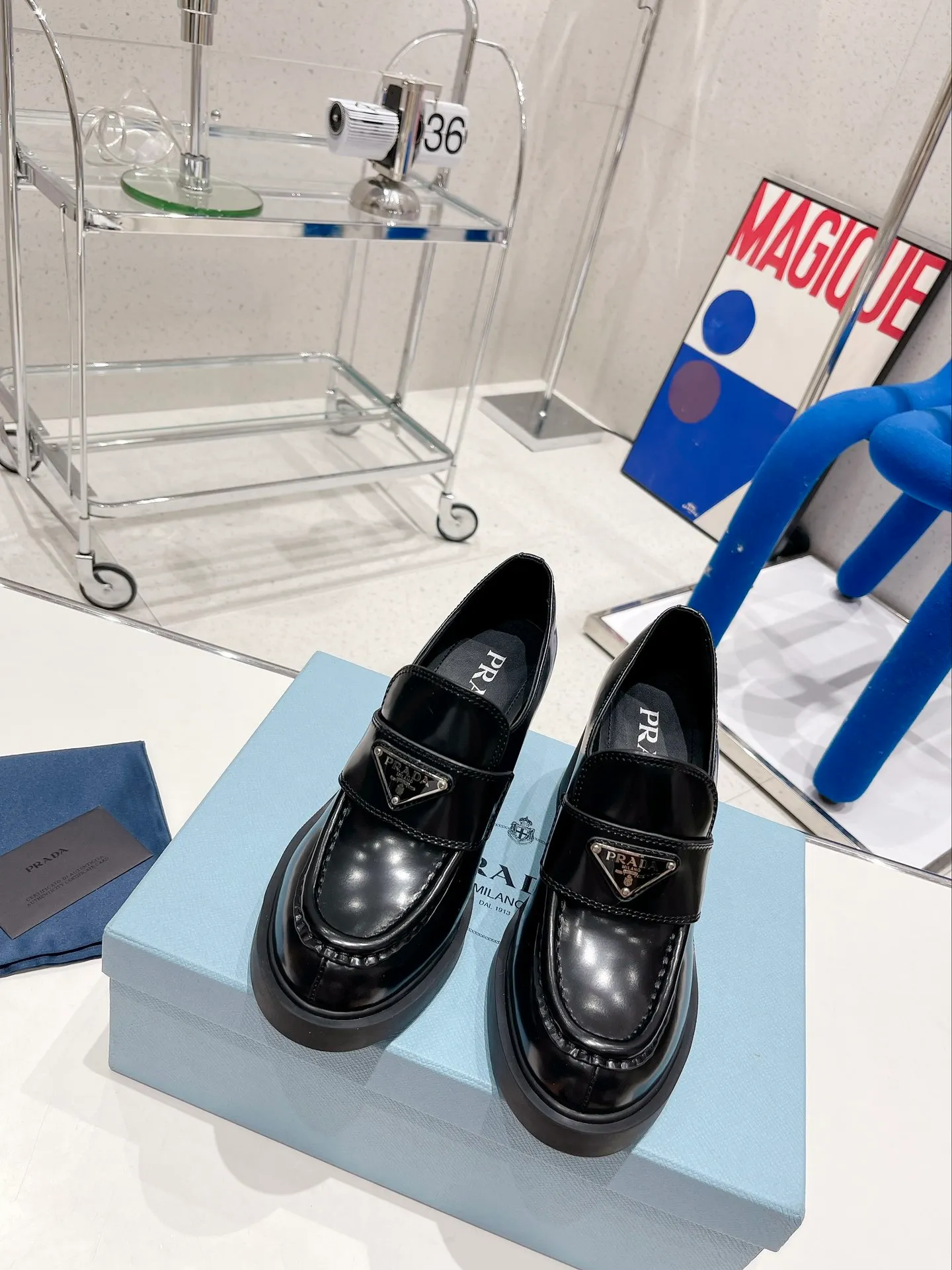 ✨Ex-factory price p520✨ Women's shoes Women's clothing ✨Ex-factory price prada Prada 2022 autumn and winter high-heeled loafers Classic triangular loafers, high-heeled style The slightly wide shoe shape is matched with a thick high-heeled shape, which is very coordinated and does not seem clumsy at all. Moreover, the one-piece sole has the comfort of sports shoes. You can instantly increase your height by 7.5cm after wearing it. A must-have item that combines both beauty and comfort! The upper is made of imported cowhide (open-edge beaded cowhide, cow patent leather) and the lining is lambskin! Top quality, Love layout, lace panel size: 35-40